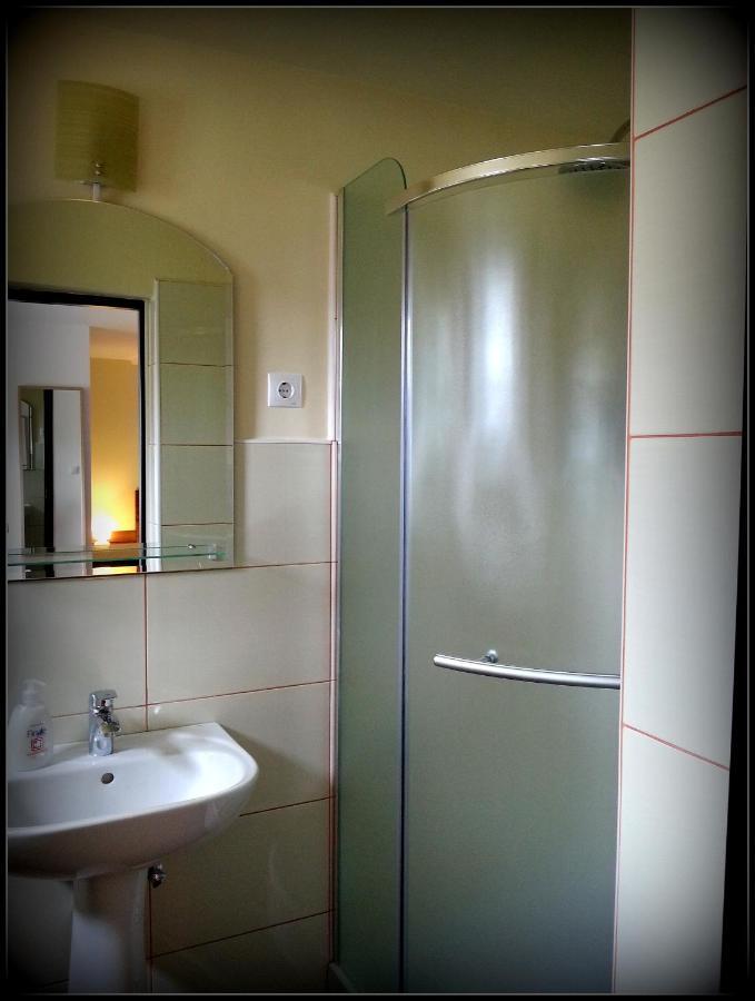 Cazare La Troita Hotel Кодлеа Стая снимка